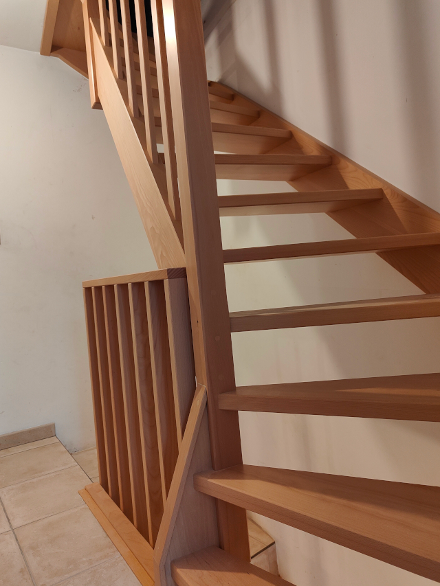 Escalier en hêtre vernis avec claustra garde-corps