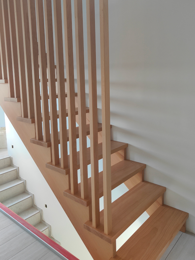 Escalier crémaillère en hêtre avec claustra