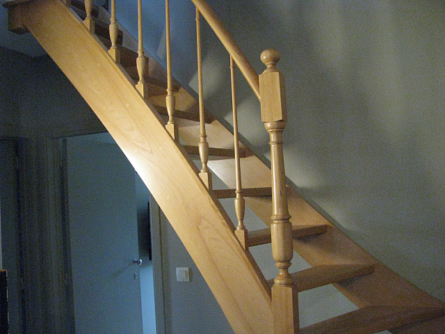 Escalier en hêtre verni avec fuseaux tournés