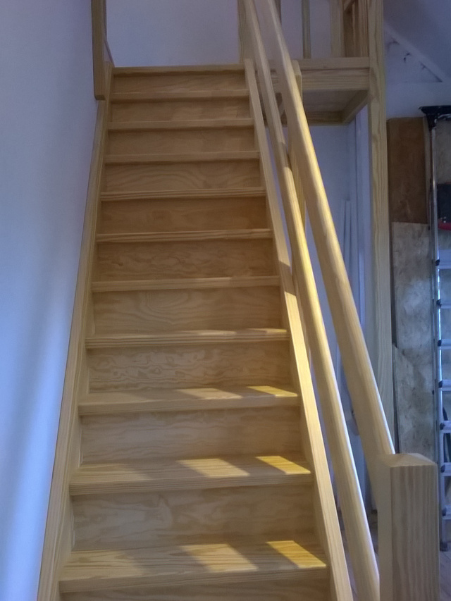 Escalier en yellow pine verni avec contremarches