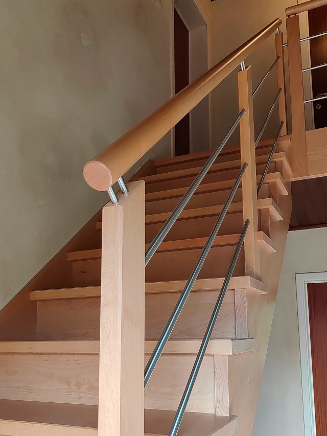 Escalier hêtre avec barres inox