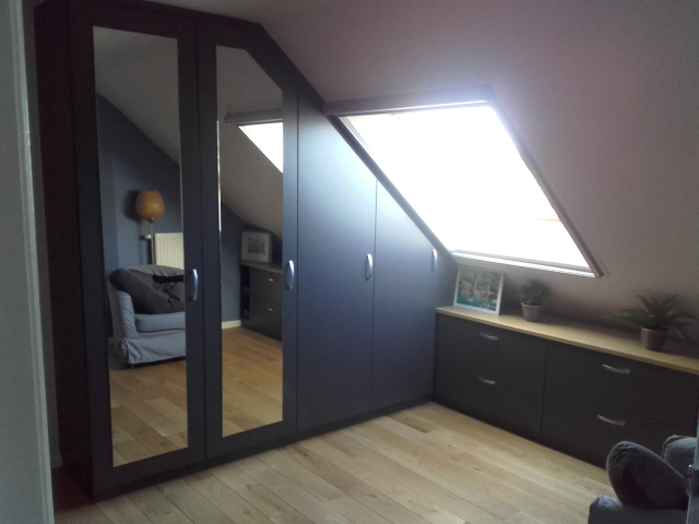 placard sous toiture avec miroirs